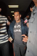 Salman Khan returns from Germany at the Airport on 21st Oct 2011 (6).JPG