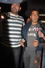 Salman Khan returns from Germany at the Airport on 21st Oct 2011 (8).JPG