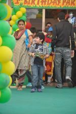 at Sanjay Dutt and Manyata celebrates childrens birthday in Blue Sea, Mumbai on 21st Oct 2011 (60).JPG