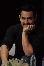 Aamir Khan at Star TV_s new show announcement in Taj Land_s End on 22nd Oct 2011 (21).JPG