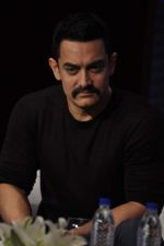 Aamir Khan at Star TV_s new show announcement in Taj Land_s End on 22nd Oct 2011 (28).JPG