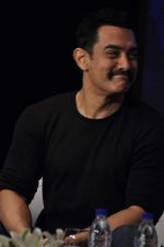 Aamir Khan at Star TV_s new show announcement in Taj Land_s End on 22nd Oct 2011 (29).JPG