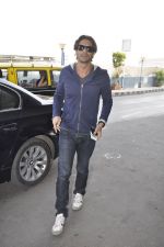 Arjun Rampal leave for Ra.One Premiere tour in Airport, Mumbai on 23rd Oct 2011 (28).JPG