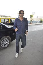 Arjun Rampal leave for Ra.One Premiere tour in Airport, Mumbai on 23rd Oct 2011 (29).JPG