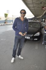 Arjun Rampal leave for Ra.One Premiere tour in Airport, Mumbai on 23rd Oct 2011 (30).JPG