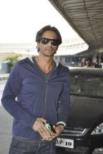 Arjun Rampal leave for Ra.One Premiere tour in Airport, Mumbai on 23rd Oct 2011 (31).JPG