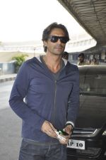 Arjun Rampal leave for Ra.One Premiere tour in Airport, Mumbai on 23rd Oct 2011 (32).JPG