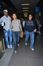 Gauri Khan leaves for RA-One London premiere in International Airport, Mumbai on 23rd Oct 2011 (13).JPG
