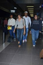 Gauri Khan leaves for RA-One London premiere in International Airport, Mumbai on 23rd Oct 2011 (16).JPG