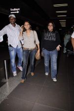 Gauri Khan leaves for RA-One London premiere in International Airport, Mumbai on 23rd Oct 2011 (3).JPG