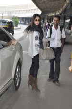 Kareena Kapoor leave for Ra.One Premiere tour in Airport, Mumbai on 23rd Oct 2011 (46).JPG