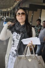 Kareena Kapoor leave for Ra.One Premiere tour in Airport, Mumbai on 23rd Oct 2011 (49).JPG