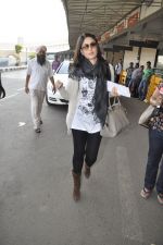 Kareena Kapoor leave for Ra.One Premiere tour in Airport, Mumbai on 23rd Oct 2011 (53).JPG