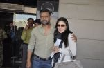 Kareena Kapoor, Anubhav Sinha leave for Ra.One Premiere tour in Airport, Mumbai on 23rd Oct 2011 (65).JPG