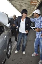 Shaharukh Khan leave for Ra.One Premiere tour in Airport, Mumbai on 23rd Oct 2011 (1).JPG