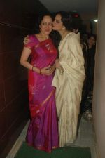 Rekha, Hema Malini at Tell Me Oh Khudda screening in Ketnav, Mumbai on 25th Oct 2011 (57).JPG