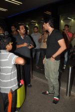 Salim Merchant, Shankar Mahadevan snapped at airport on 27th Oct 2011 (26).JPG