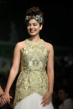 Kangna Ranaut walk the ramp for Shantanu Goenka at Wills India Fashion Week 2011 on 10th Oct 2011 (110).JPG