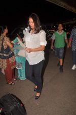 Lara Dutta spotted leaving for their London vacation in Sahar International Airport on 28th Oct 2011 (3).JPG