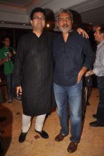 Prakash Jha, Parsoon Joshi at the launch of Deepti Naval_s book in Taj Land_s End on 30th Oct 2011 (75).JPG