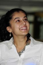Taapsee Pannu attends Red FM promoting Mogudu movie on 28th October 2011 (15).jpg