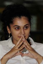 Taapsee Pannu attends Red FM promoting Mogudu movie on 28th October 2011 (4).jpg