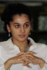 Taapsee Pannu attends Red FM promoting Mogudu movie on 28th October 2011 (6).jpg
