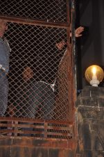 Shahrukh Khan meets fans on the occasion of his birthday post midnight in Mannat, Mumbai on 1st Nov 2011 (3).JPG