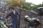 Shahrukh Khan celebrates birthday with media in Mannat, Bandra on 2nd Nov 2011 (43).JPG