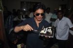Shahrukh Khan celebrates birthday with media in Mannat, Bandra on 2nd Nov 2011 (33).JPG