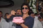 Shahrukh Khan celebrates birthday with media in Mannat, Bandra on 2nd Nov 2011 (36).JPG