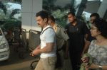 Aamir Khan, Kiran Rao sanpped at Mumbai Airport on 7th Nov 2011 (1).JPG