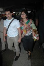 Aamir Khan, Kiran Rao sanpped at Mumbai Airport on 7th Nov 2011 (12).JPG