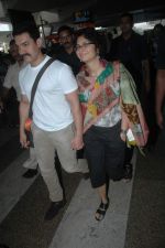 Aamir Khan, Kiran Rao sanpped at Mumbai Airport on 7th Nov 2011 (13).JPG
