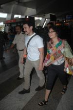 Aamir Khan, Kiran Rao sanpped at Mumbai Airport on 7th Nov 2011 (14).JPG
