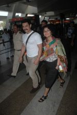 Aamir Khan, Kiran Rao sanpped at Mumbai Airport on 7th Nov 2011 (16).JPG