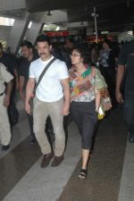 Aamir Khan, Kiran Rao sanpped at Mumbai Airport on 7th Nov 2011 (17).JPG