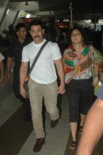 Aamir Khan, Kiran Rao sanpped at Mumbai Airport on 7th Nov 2011 (20).JPG