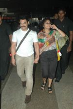 Aamir Khan, Kiran Rao sanpped at Mumbai Airport on 7th Nov 2011 (21).JPG