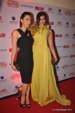 Sonam Kapoor, Karisma Kapoor at Hello Hall of Fame Awards in Trident, Mumbai on 9th Nov 2011 (144).JPG