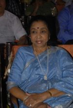 Asha Bhosle at a Marathi concert to pay tribute to Yashwant Dev in Sathaye College on 10th Nov 2011 (8).JPG