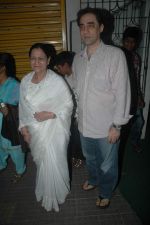 Faisal Khan with his mom at Rockstars special screening in Ketnav, Mumbai on 10th Nov 2011 (15).JPG