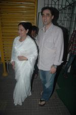 Faisal Khan with his mom at Rockstars special screening in Ketnav, Mumbai on 10th Nov 2011 (16).JPG