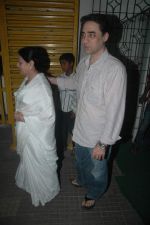 Faisal Khan with his mom at Rockstars special screening in Ketnav, Mumbai on 10th Nov 2011 (17).JPG