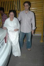 Faisal Khan with his mom at Rockstars special screening in Ketnav, Mumbai on 10th Nov 2011 (18).JPG
