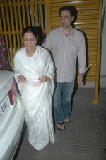 Faisal Khan with his mom at Rockstars special screening in Ketnav, Mumbai on 10th Nov 2011 (19).JPG