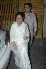 Faisal Khan with his mom at Rockstars special screening in Ketnav, Mumbai on 10th Nov 2011 (20).JPG