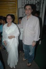 Faisal Khan with his mom at Rockstars special screening in Ketnav, Mumbai on 10th Nov 2011 (13).JPG