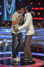 Akshay Kumar, Sumeet Raghavan on the sets of Star Ya Rockstar in Famous on 15th Nov 2011 (69).JPG