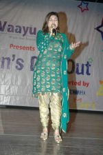 Alka Yagnik at children_s day celebrations in Bhaidas Hall on 14th Nov 2011 (23).JPG